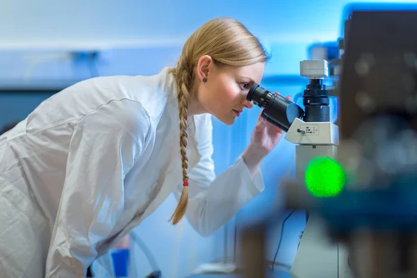 Portret Kobiety Naukowca Prowadzenia Badań Laboratorium Chemii Stonowanych Kolorów Obrazu — Zdjęcie stockowe