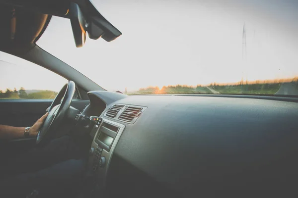 Mann Der Ein Schnell Fahrendes Auto Auf Einer Autobahn Lenkt — Stockfoto