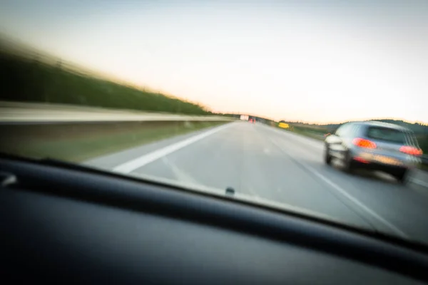 Carros Movendo Rápido Uma Estrada Imagem Turva Movimento — Fotografia de Stock