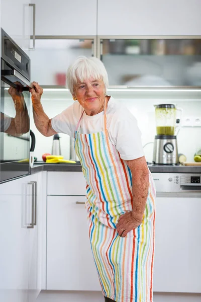 Mujer Mayor Cocinando Cocina Comer Cocinar Saludable Para Familia Poner — Foto de Stock