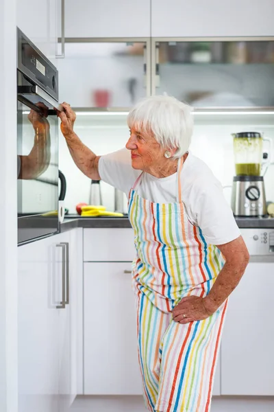 Mulher Idosa Cozinhar Cozinha Comer Cozinhar Saudável Para Sua Família — Fotografia de Stock