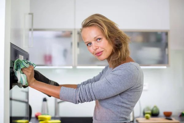 Mujer Mayor Cocinando Cocina Comer Cocinar Saludable Para Familia Poner — Foto de Stock