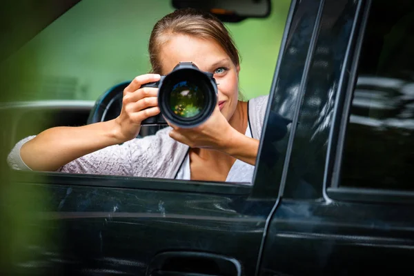 Fotógrafa Feminina Tirando Fotos Seu Carro — Fotografia de Stock