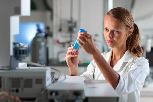 Portret Badaczki Prowadzącej Badania Laboratorium Korzystającej Tabletu Gromadzenia Wizualizacji Danych — Zdjęcie stockowe