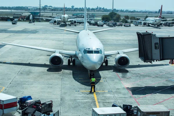 飞机在机场卸货 — 图库照片