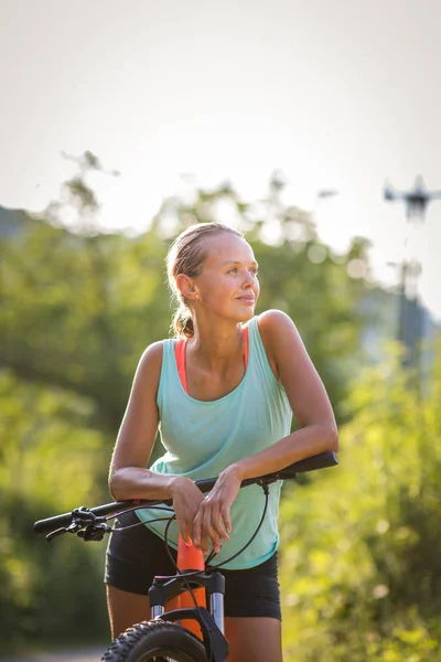 Pretty Young Woman Biking Mountain Bike Enjoying Healthy Active Lifestyle — Stock Photo, Image