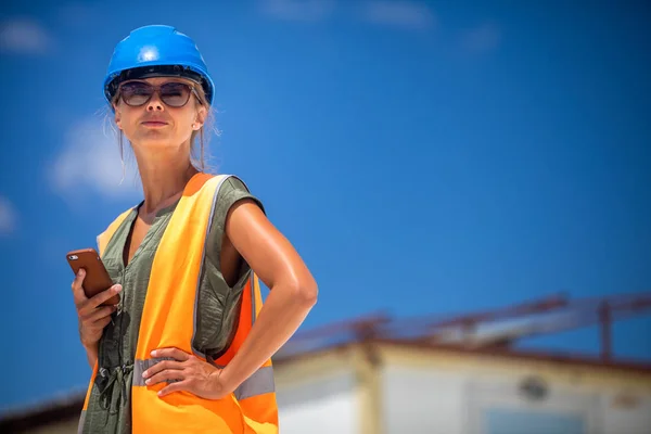 Female Engineer Architect Safety Helmet Cell Phone Building Site Planning — Stock Photo, Image