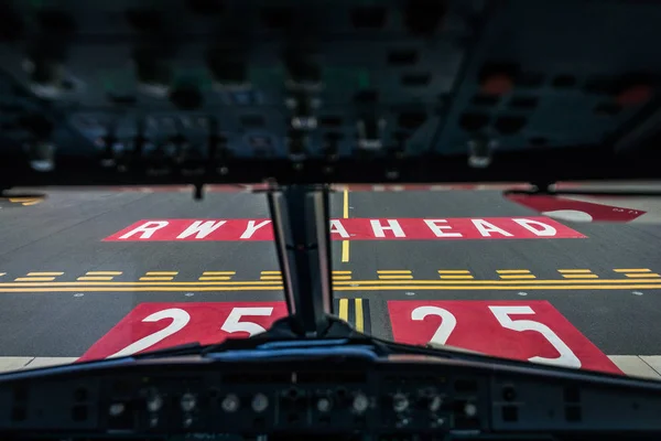 Commercial Airliner Airplane Flight Cockpit Takeoff — Stock Photo, Image