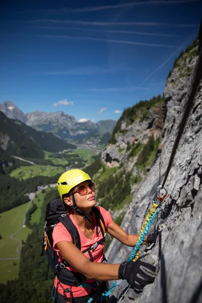 Bonita Escaladora Femenina Vía Ferrata Escalando Una Roca Los Alpes — Foto de Stock