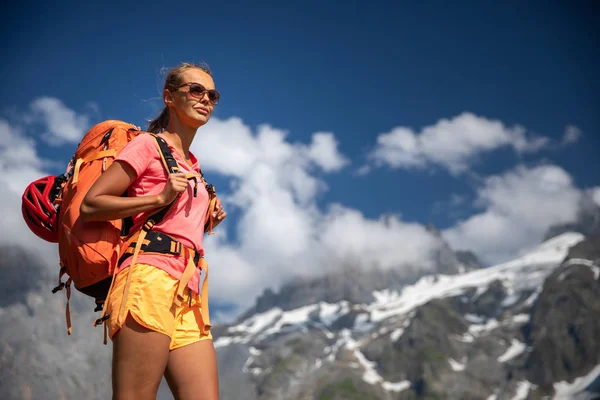 Krásná Žena Turistka Horolezec Krásném Alpském Prostředí Švýcarských Alp — Stock fotografie