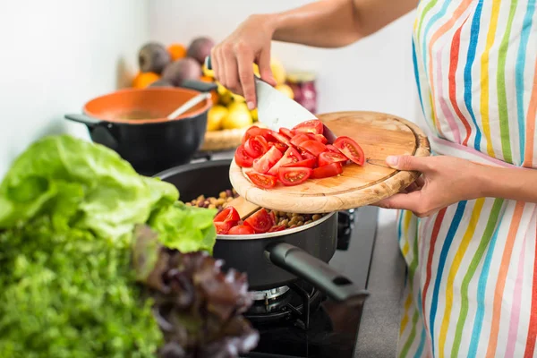 Jeune Femme Coupant Des Légumes Dans Cuisine Moderne Fixer Une — Photo