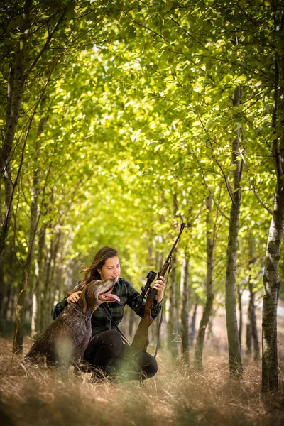 秋の狩猟シーズン 狩りだ アウトドアスポーツ 森の中の女ハンター — ストック写真