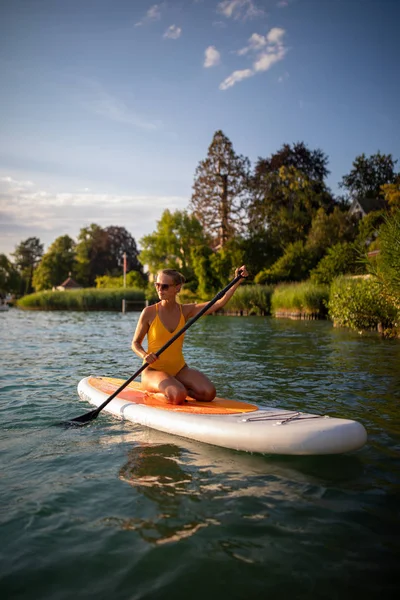 Sup Stand Paddle Board Konzept Hübsche Junge Frau Paddelt Warmen — Stockfoto