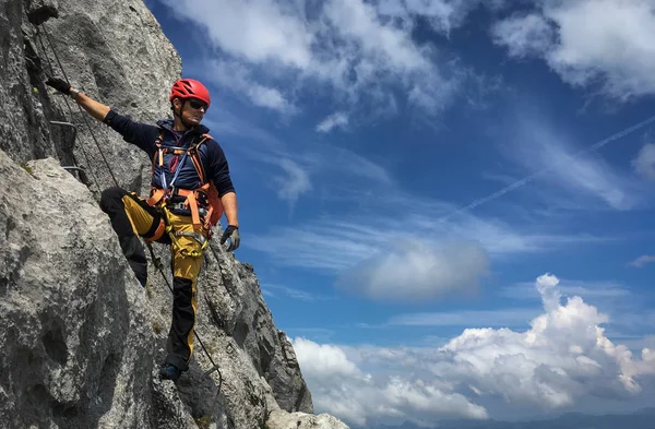 Молодой Человек Взбирается Скалу Швейцарских Альпах Через Феррату Klettersteig — стоковое фото