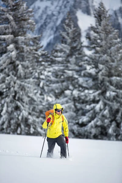 Young Man Snowshoeing High Mountains Enjoying Splendid Winter Weather Abundance — Stock Photo, Image