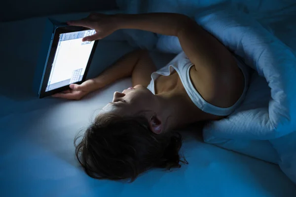 Pretty Young Woman Watching Something Awful Sad Her Laptop Bed — Stock Photo, Image