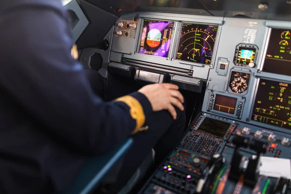 Pilotens Hand Accelererar Gasreglaget Kommersiell Cockpit För Flygplan Start — Stockfoto