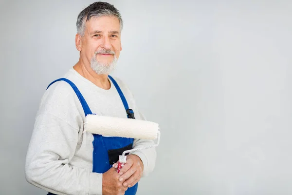 Senior Posiert Mit Farbroller Nachdem Eine Weiße Wand Bemalt Hat — Stockfoto