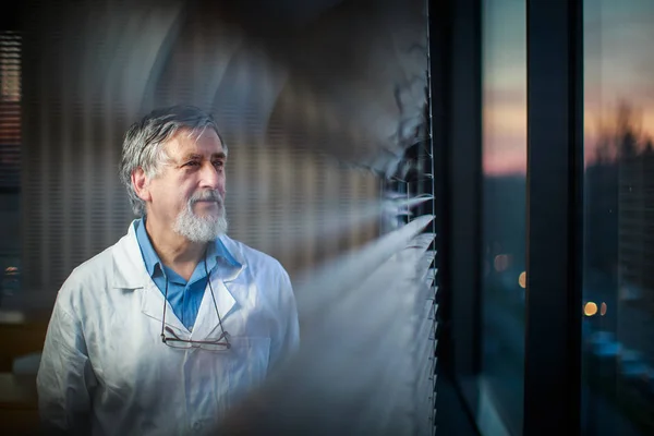 Profesor Chemii Senior Przez Klasie Okno Patrząc Zamyślony Płytkie Dof — Zdjęcie stockowe