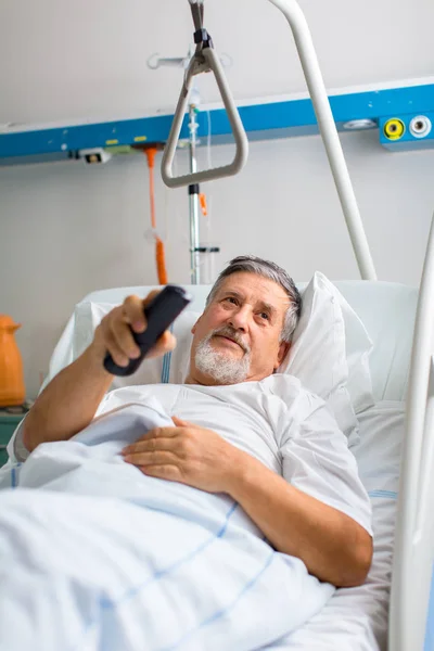 現代病院の高齢男性患者 浅いDof カラートーン画像 — ストック写真