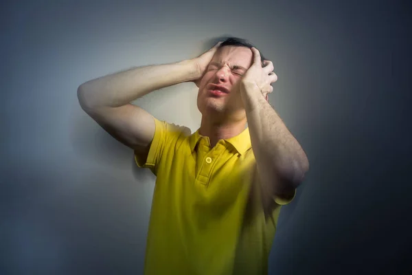 Ung Man Lider Intensiv Huvudvärk Migrän Ångest Attack Färgen Tonas — Stockfoto
