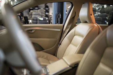 Araba lastik değiştirmek için bekleyen bir garaj