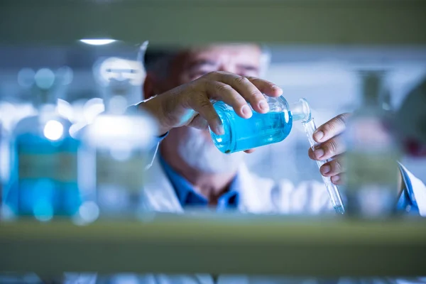 Leitender Männlicher Forscher Der Wissenschaftliche Forschungen Einem Labor Durchführt Flaches — Stockfoto