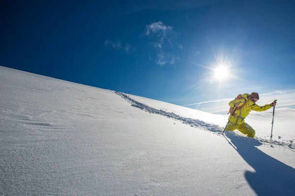 標高の高い山エクスプ ローラー凍結の冬の日の高山に深い雪の中を歩く — ストック写真