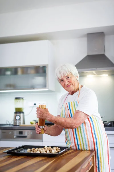 Mujer Mayor Cocinando Cocina Comer Cocinar Saludable Para Familia Poner — Foto de Stock