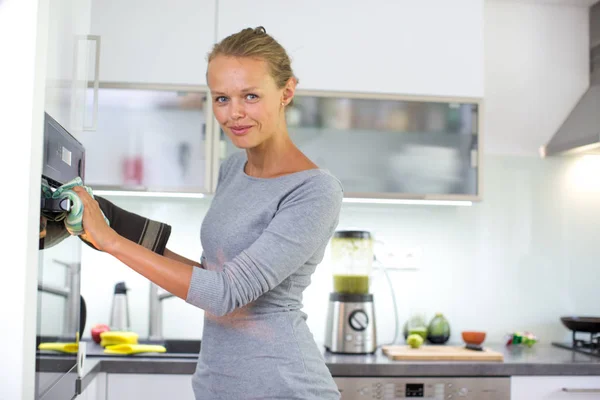 Pretty Young Woman Cooking Her Modern Kitchen — Stock Photo, Image