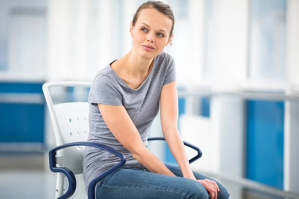 Vrouwelijke Patiënt Zittend Een Rolstoel Voor Patiënten Het Gevoel Niet — Stockfoto