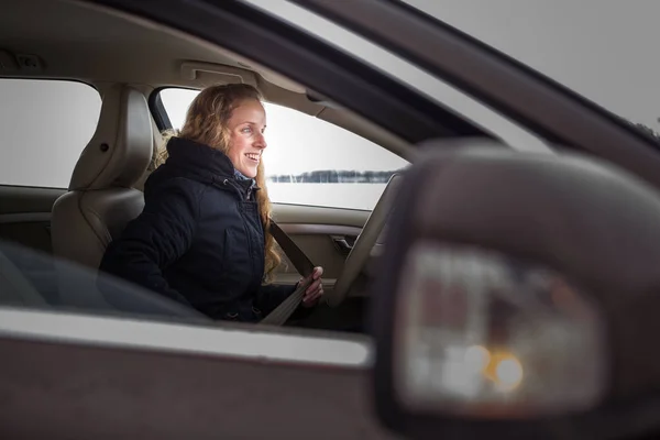 Mulher Dirigindo Carro Motorista Feminino Uma Roda Carro Moderno Dof — Fotografia de Stock