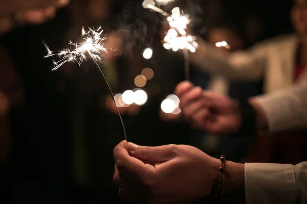 Goście Weselni Podczas Wieczornej Ceremonii Ślubnej Trzymając Ognie — Zdjęcie stockowe