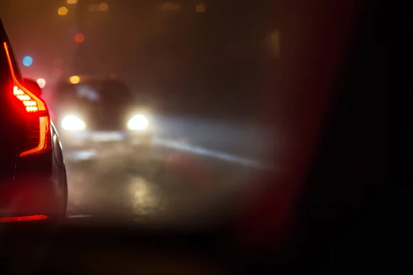 Abends Nachts Autoverkehr Der Stadt Autos Auf Einer Stadtstraße Verschmutzen — Stockfoto