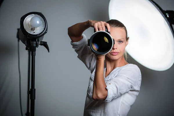 漂亮的女摄影师用数码相机 单反相机和一个巨大的长焦镜头 颜色色调图像 浅景深 — 图库照片