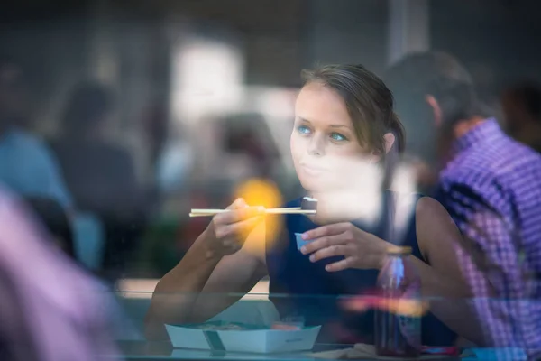 Mujer Bonita Joven Comiendo Sushi Restaurante Almorzando Disfrutando Comida Haciendo — Foto de Stock