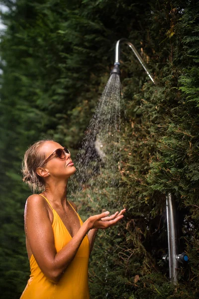 Beautiful Young Woman Taking Shower Outdoors Attractive Young Woman Yellow — Stock Photo, Image