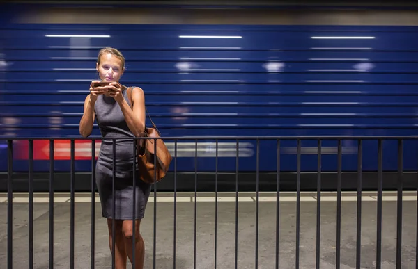 Mooie Jonge Vrouwelijke Forens Wachtend Haar Dagelijkse Trein Een Modern — Stockfoto