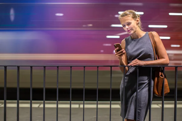 Hübsche Junge Pendlerin Die Einem Modernen Bahnhof Auf Ihren Täglichen — Stockfoto