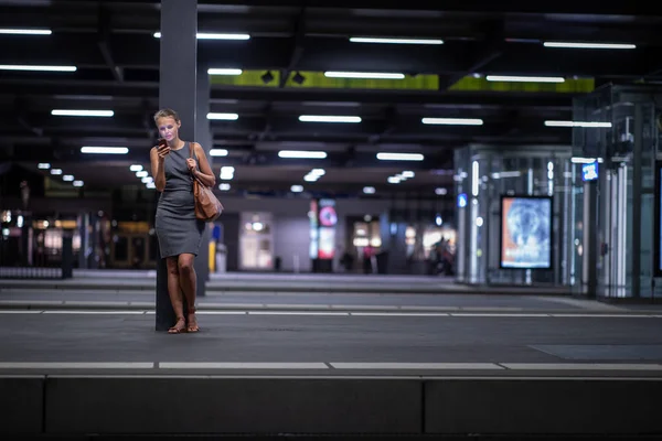 Pretty Young Female Commuter Waiting Her Daily Train Modern Trainstation — Stock Photo, Image