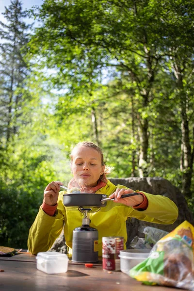 Žena Tramp Horolezec Připravuje Večeři Plynový Hořák Táboře — Stock fotografie