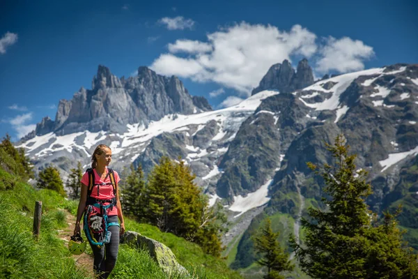 Caminhante Alpinista Bonita Feminina Num Cenário Alpino Encantador Alpes Suíços — Fotografia de Stock