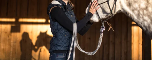 Frau Mit Pferd Stall — Stockfoto