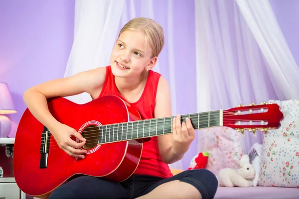 Έφηβο Κορίτσι Την Κιθάρα Στο Υπέροχο Δωμάτιό Της — Φωτογραφία Αρχείου