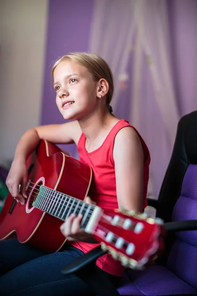 Tonårstjej Med Gitarr Sitt Vackra Rum — Stockfoto