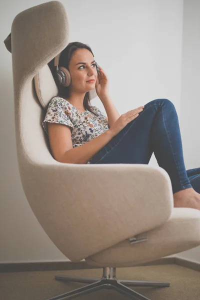 Güzel Genç Bayan Kulaklık Tasarımcı Bir Sandalyede Oturuyor Onun Favori — Stok fotoğraf