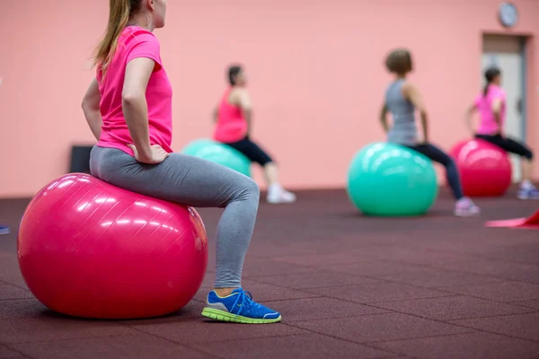 Skupina Lidí Pilates Třídy Tělocvičně Mladá Žena Gymball Fitness Trénink — Stock fotografie