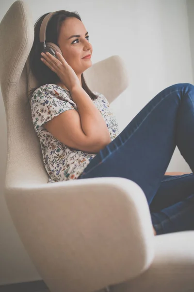 Hübsche Junge Frau Die Ihre Lieblingsmusik Auf Hifi Kopfhörern Designerstuhl — Stockfoto