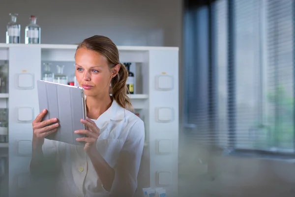 Portrait Female Researcher Doing Research Lab Using Tablet Computer Data — Stock Photo, Image