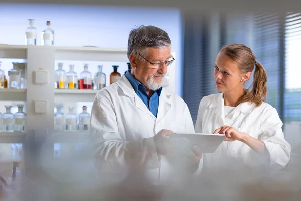 Profesor Médico Senior Química Laboratorio Imagen Tonificada Color — Foto de Stock